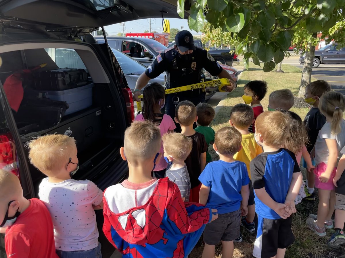 DixonPolice's tweet photo. #DPD visited the Dixon @ymca Pre-K program this morning to talk to the children about what 👮 do and what's in a 🚓 car.

Oh and by the way, we won't disclose which child snitched on their Mom for driving too fast! 🚗💨🤣 https://t.co/ysIuElyTcT