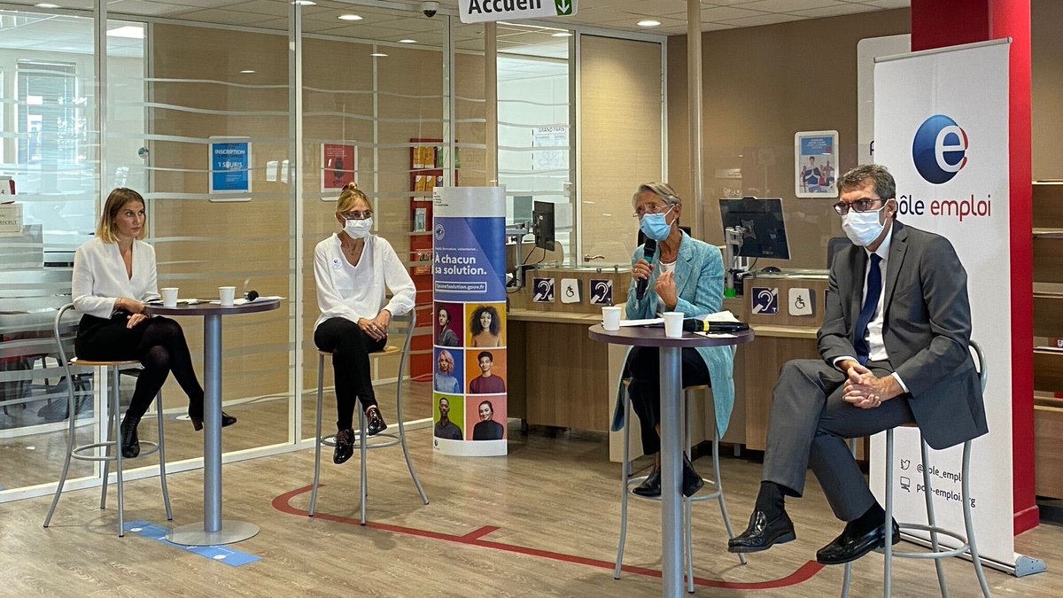.<a href="/Elisabeth_Borne/">Élisabeth BORNE</a> aux côtés de Jean Bassères, DG de @pole_emploi et des équipes @poleemploi_IDF à #Vitry

Au programme : le lancement d'un challenge national pour valoriser et encourager les actions locales en faveur des demandeurs d'emploi de longue durée #TousMobilisés