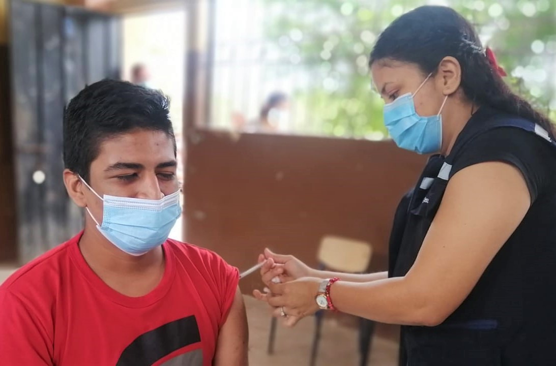 EducacionZ4_Ec's tweet photo. #PlanVacunación | Con entusiasmo y alegría cientos de estudiantes de los cantones Chone y Flavio Alfaro, de entre 12 a 15 años, reciben la vacunación contra la COVID-19. En ambos territorios se prevé inmunizar a cerca de 12.500 niños y adolescentes.
#JuntosLoLogramos https://t.co/VVsNFNnmXg