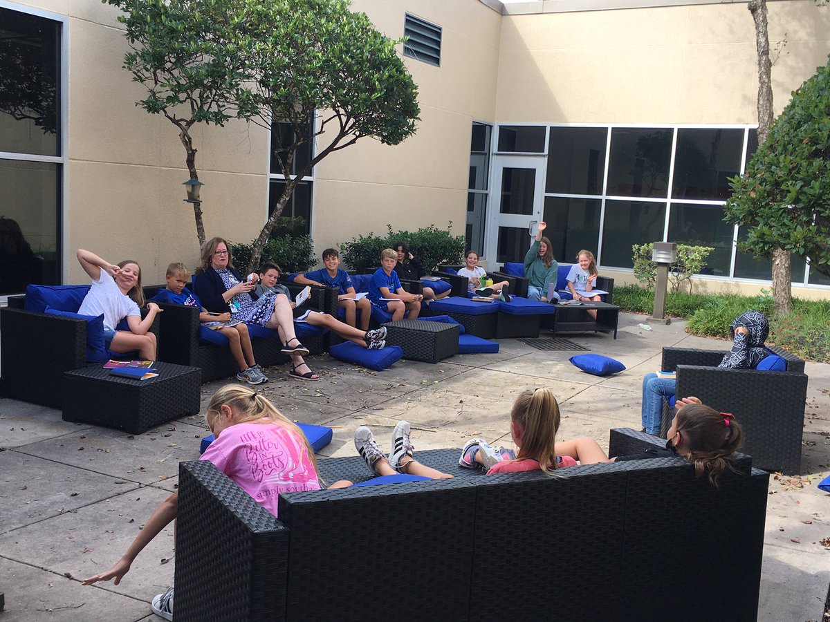 mrssanchez_DWE's tweet photo. It's a beautiful day for outdoor reading. Mrs. Davies joined the fun by sharing with the students about her own reading. 📚 @HumbleISD_DWE https://t.co/b1p5TM64zl