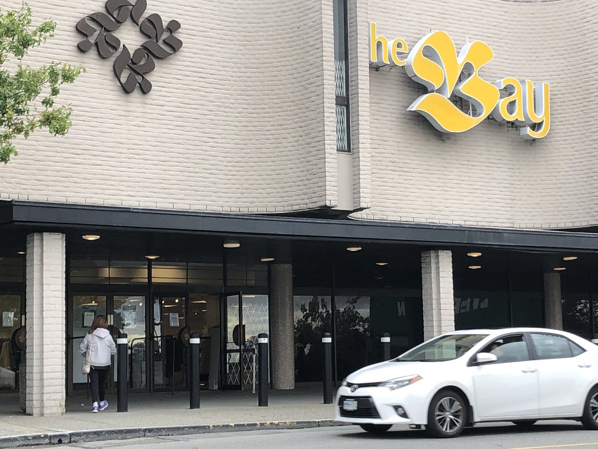 1/2 Des personnes autochtones sont offusquées que la Compagnie #theBay vendent des #chandailsoranges pour honorer les survivants des pensionnats pour Autochtones en raison de son histoire coloniale. #icicb