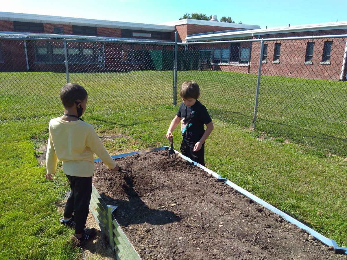 KelliBatten1's tweet photo. A gorgeous day to prep the garden. 🌞🌱 https://t.co/XUAlQ7q4FS