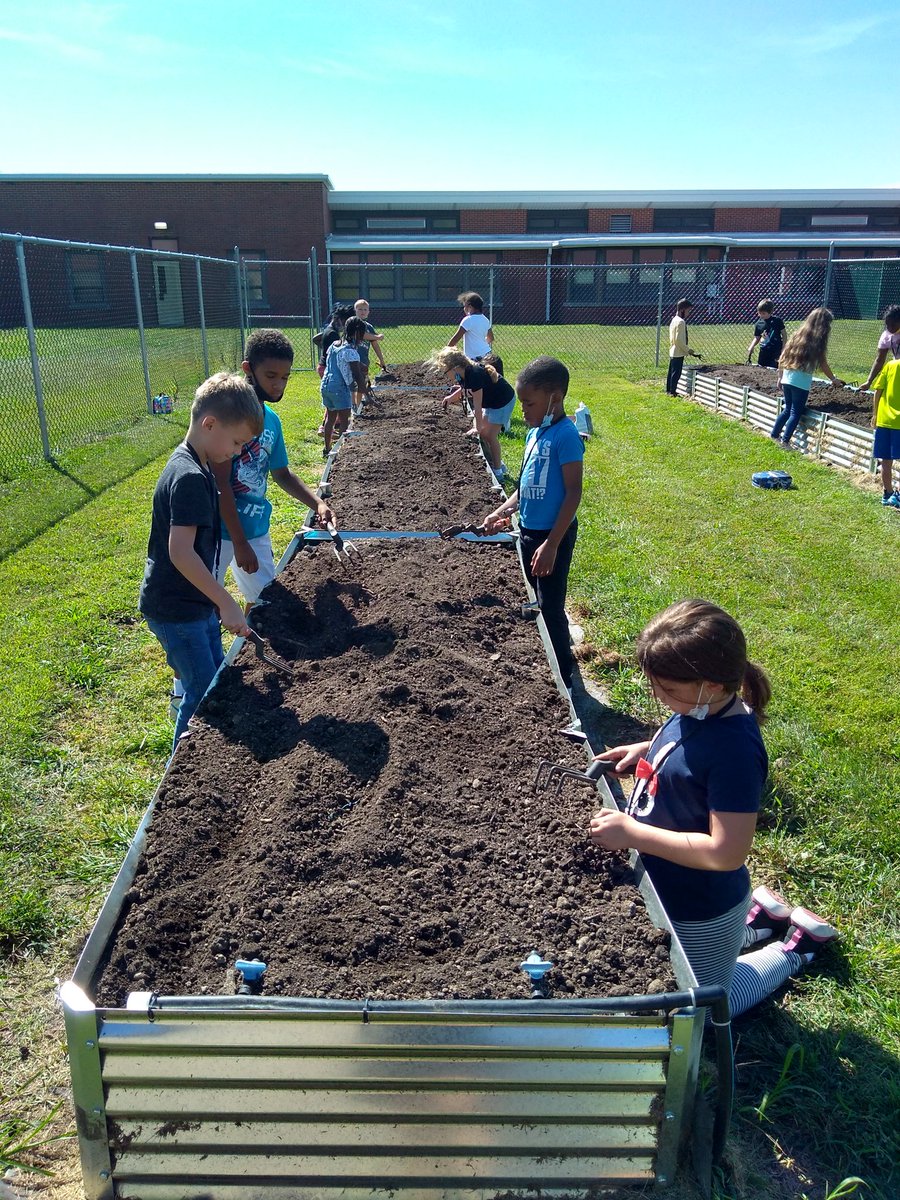 KelliBatten1's tweet photo. A gorgeous day to prep the garden.🌞🌱 https://t.co/UWtiswdOMj