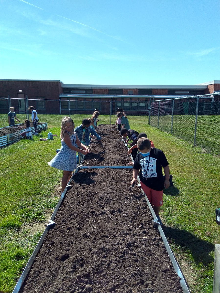 KelliBatten1's tweet photo. A gorgeous day to prep the garden.🌞🌱 https://t.co/UWtiswdOMj