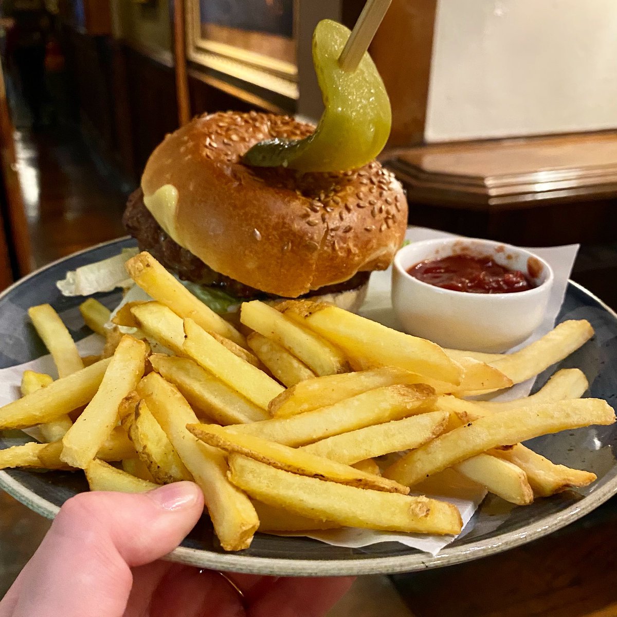 williamsonstav's tweet photo. What rhymes with Monday? Burgers! 🍔 #BurgersForTheWin https://t.co/aR3tcMVRWK
