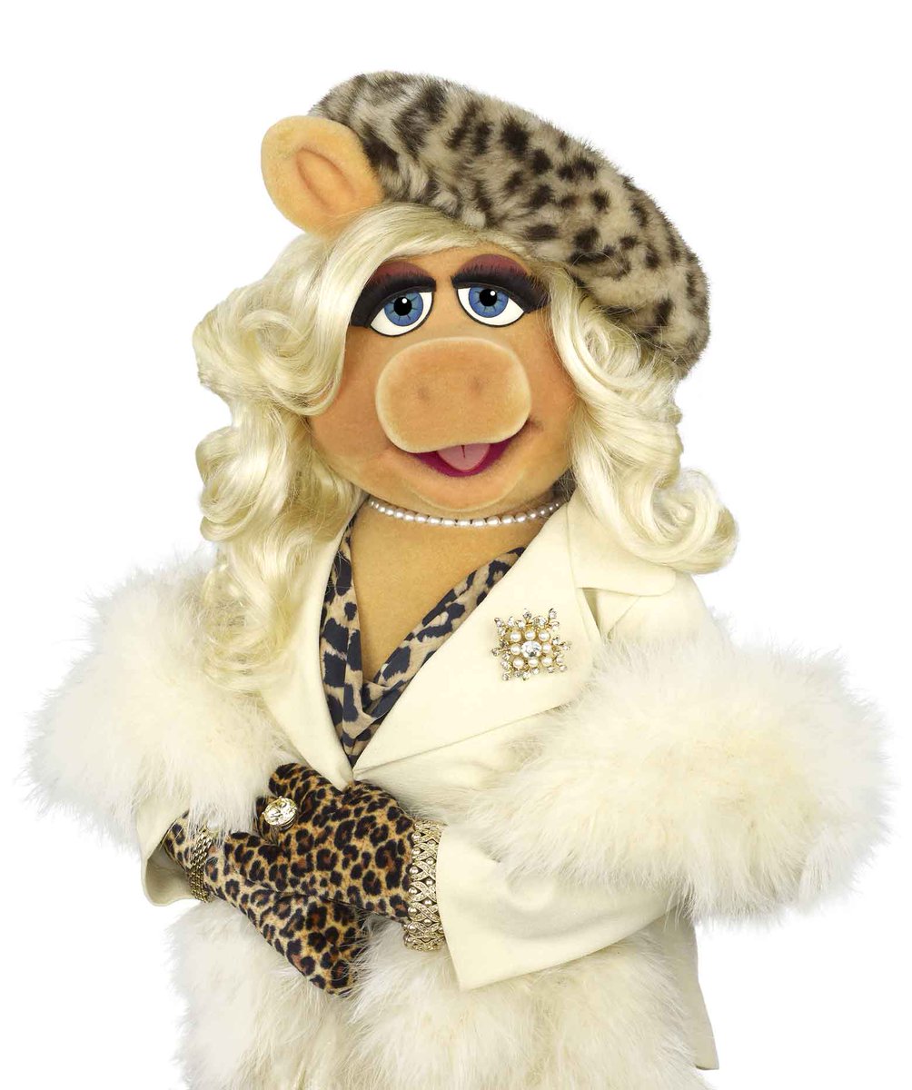 MissPiggy's tweet photo. With Fall weather comes Fall fashion! Make sure your fashion includes heels that are easy to walk on to avoid a Fall fall. https://t.co/twMsesYj6W