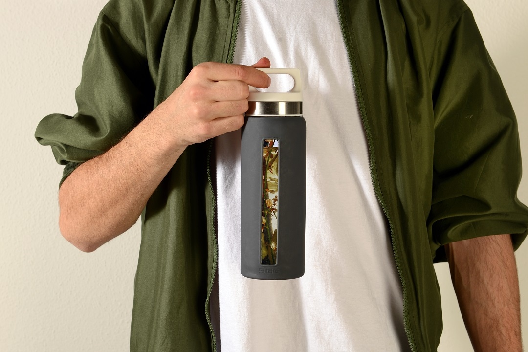 SIGGNORTH's tweet photo. Our Dream bottle lid is coated inside with stainless steel which means that your wanted infusion or smoothies only comes in contact with stainless steel and glass.

Shop for the Dream bottle via https://t.co/68PKcgCDyb 

#SIGGbottle #waterbottle  #keephydrated #smoothie https://t.co/jPUM9f4mRl