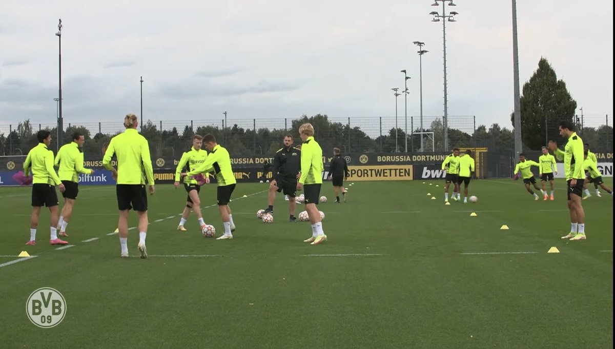 bvbnewsblog's tweet photo. Except for all four goalkeepers, participate in training:
Julian Brandt
Marco Reus
Mo Dahoud
Nico Schulz
Marius Wolf
Thorgan Hazard
Emre Can
Donyell Malen
Youssoufa Moukoko
Ansgar Knauff
Felix Passlack
Dan Axel Zagadou
Reinier
Jude Bellingham
Marin Pongracic
#BVB https://t.co/CGuz94szZW
