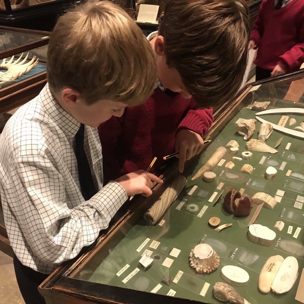 LudgroveArt's tweet photo. A sunny day out for the Fours at the Oxford Museums. Lots of sketching, exploring and an excellent packed lunch from the kitchens - Thank you. https://t.co/6CrkS3b0Jj