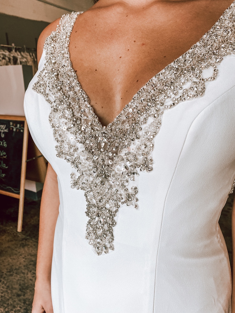 strutbridal's tweet photo. Plunging Rhinestone down the front with a sleek crepe stunning dress. Jewels on the low back detail, that makes everything sparkle!
#Glambride #azbride #bride2022 #coutureweddinggown #maggiesotteroweddingdress
#phoenixbride #weddingdresssale #weddinggowninspiration https://t.co/wf7GKSNtax