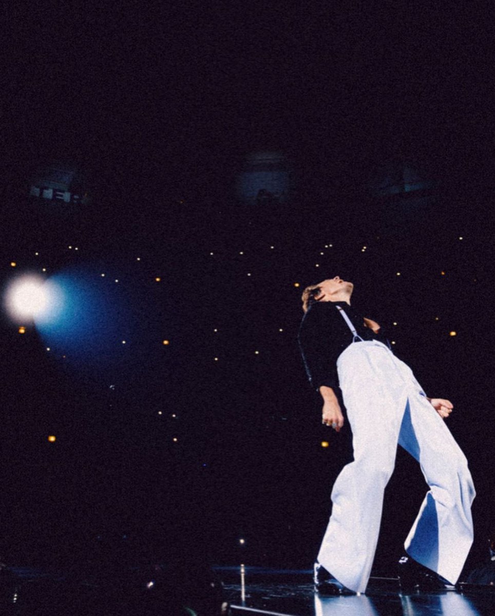 hsdaily's tweet photo. Harry on stage in Chicago, IL - September 24

📸: Anthony Pham https://t.co/M0gRT4SqSB