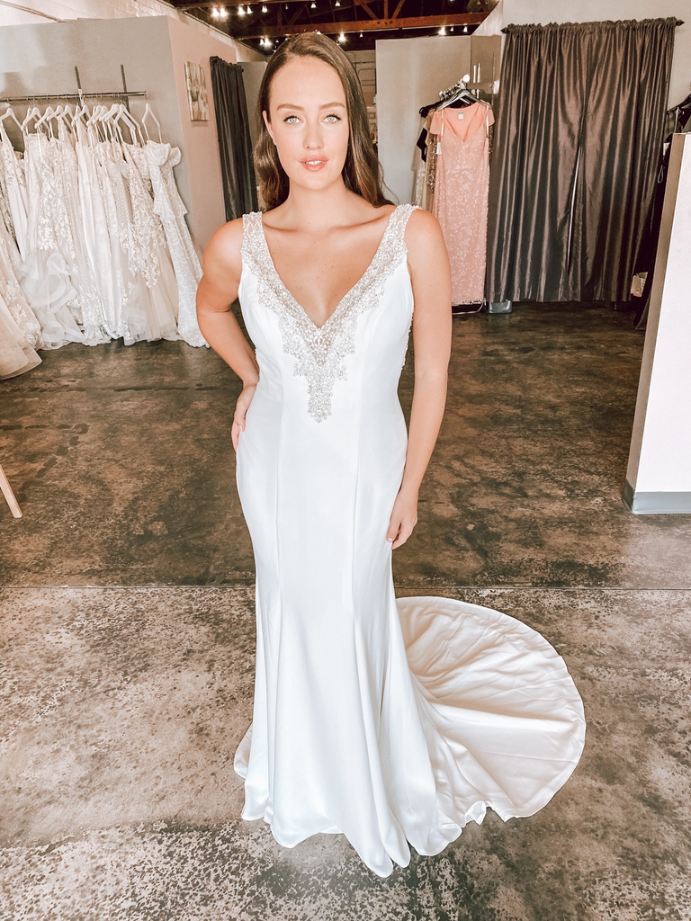 strutbridal's tweet photo. Plunging Rhinestone down the front with a sleek crepe stunning dress. Jewels on the low back detail, that makes everything sparkle!
#Glambride #azbride #bride2022 #coutureweddinggown #maggiesotteroweddingdress
#phoenixbride #weddingdresssale #weddinggowninspiration https://t.co/wf7GKSNtax