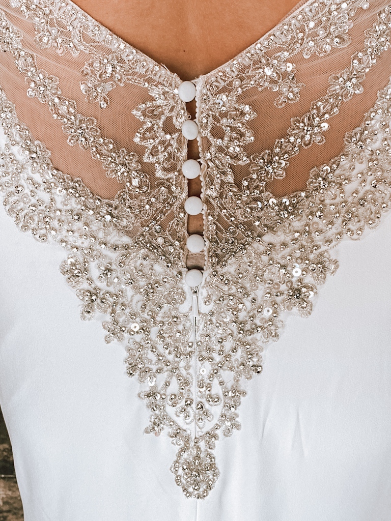 strutbridal's tweet photo. Plunging Rhinestone down the front with a sleek crepe stunning dress. Jewels on the low back detail, that makes everything sparkle!
#Glambride #azbride #bride2022 #coutureweddinggown #maggiesotteroweddingdress
#phoenixbride #weddingdresssale #weddinggowninspiration https://t.co/wf7GKSNtax