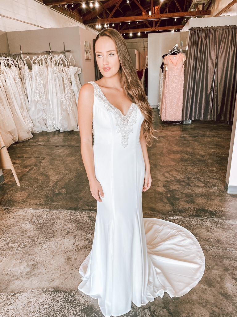 strutbridal's tweet photo. Plunging Rhinestone down the front with a sleek crepe stunning dress. Jewels on the low back detail, that makes everything sparkle!
#Glambride #azbride #bride2022 #coutureweddinggown #maggiesotteroweddingdress
#phoenixbride #weddingdresssale #weddinggowninspiration https://t.co/wf7GKSNtax