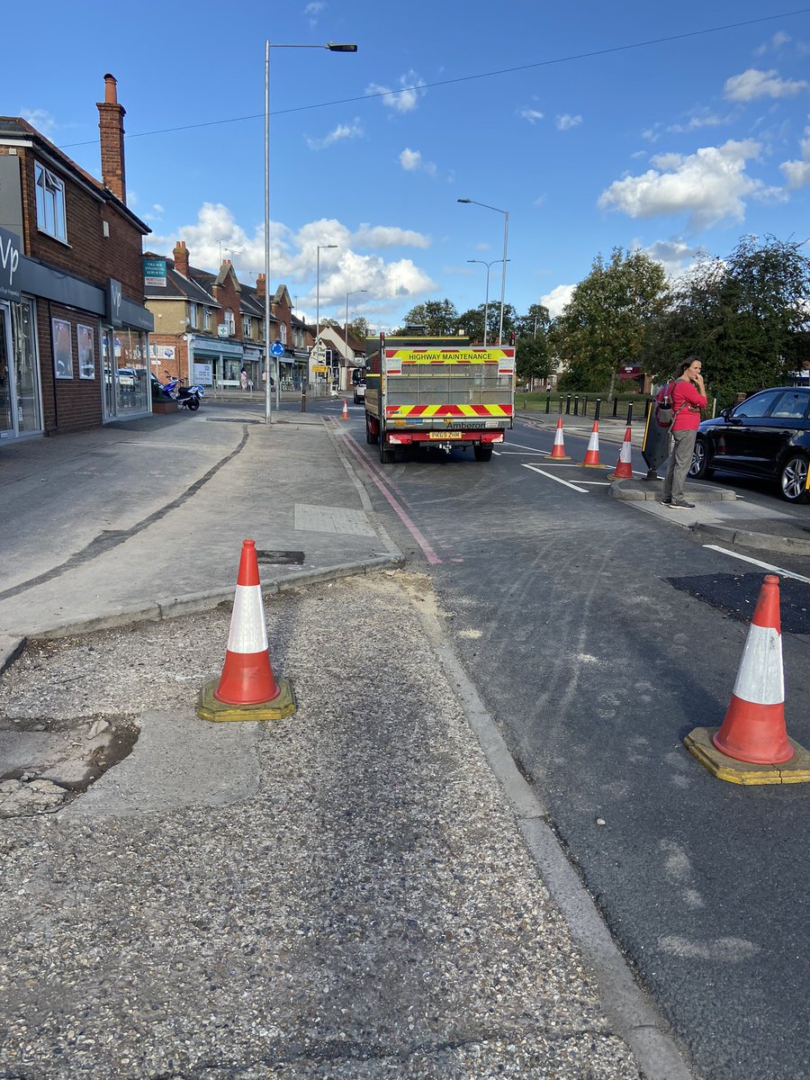 MicV_Pic's tweet photo. @CityFibre So you just parked a van there... still no work being done on the road but still 3-way traffic lights creating chaos on School Road, Tilehurst https://t.co/2UnJ3j6y7k