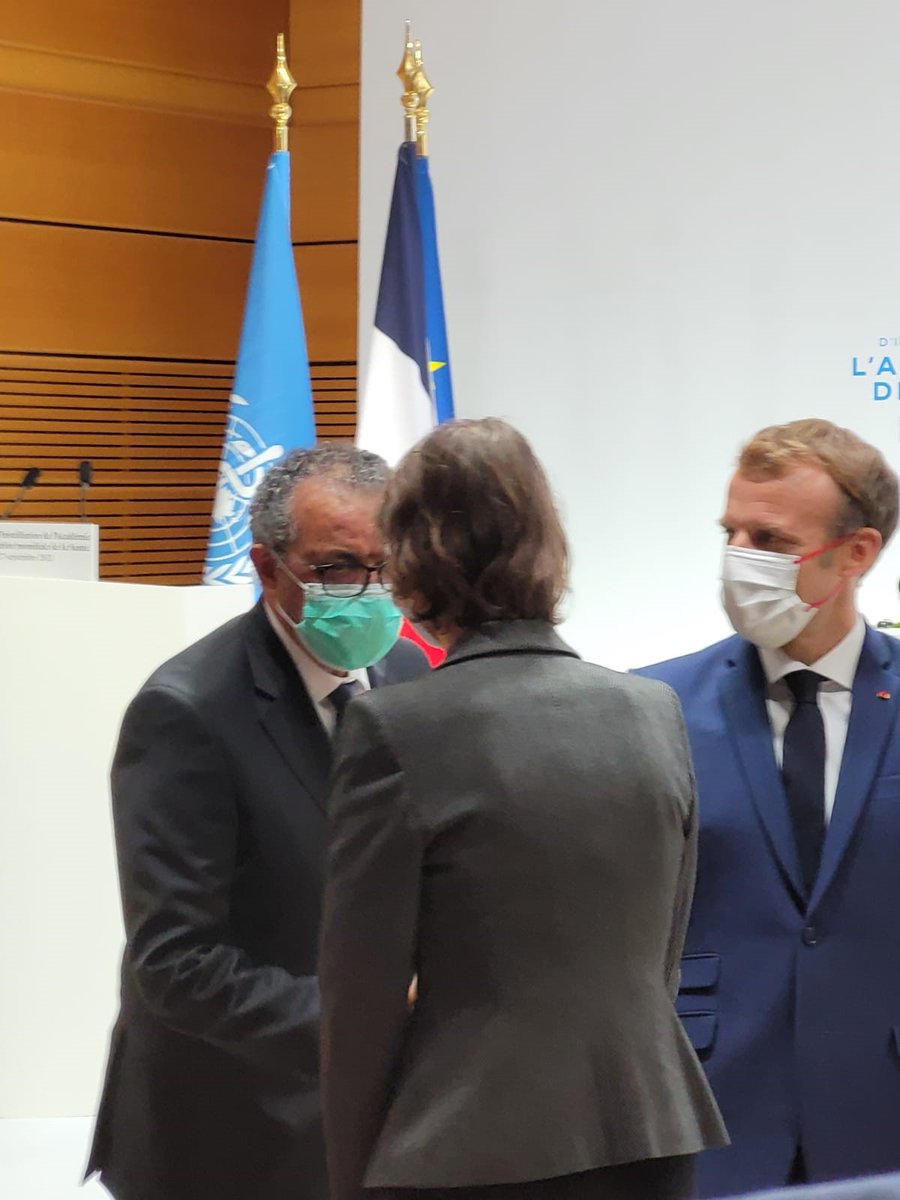 Our @IARC_Dir met President <a href="/EmmanuelMacron/">Emmanuel Macron</a> &amp; <a href="/DrTedros/">Tedros Adhanom Ghebreyesus</a> today at the groundbreaking ceremony of the #WHOAcademy. IARC’s Nouveau Centre &amp; the WHO Academy will soon be neighbours in the new global health hub in #Lyon’s #Biodistrict, Gerland