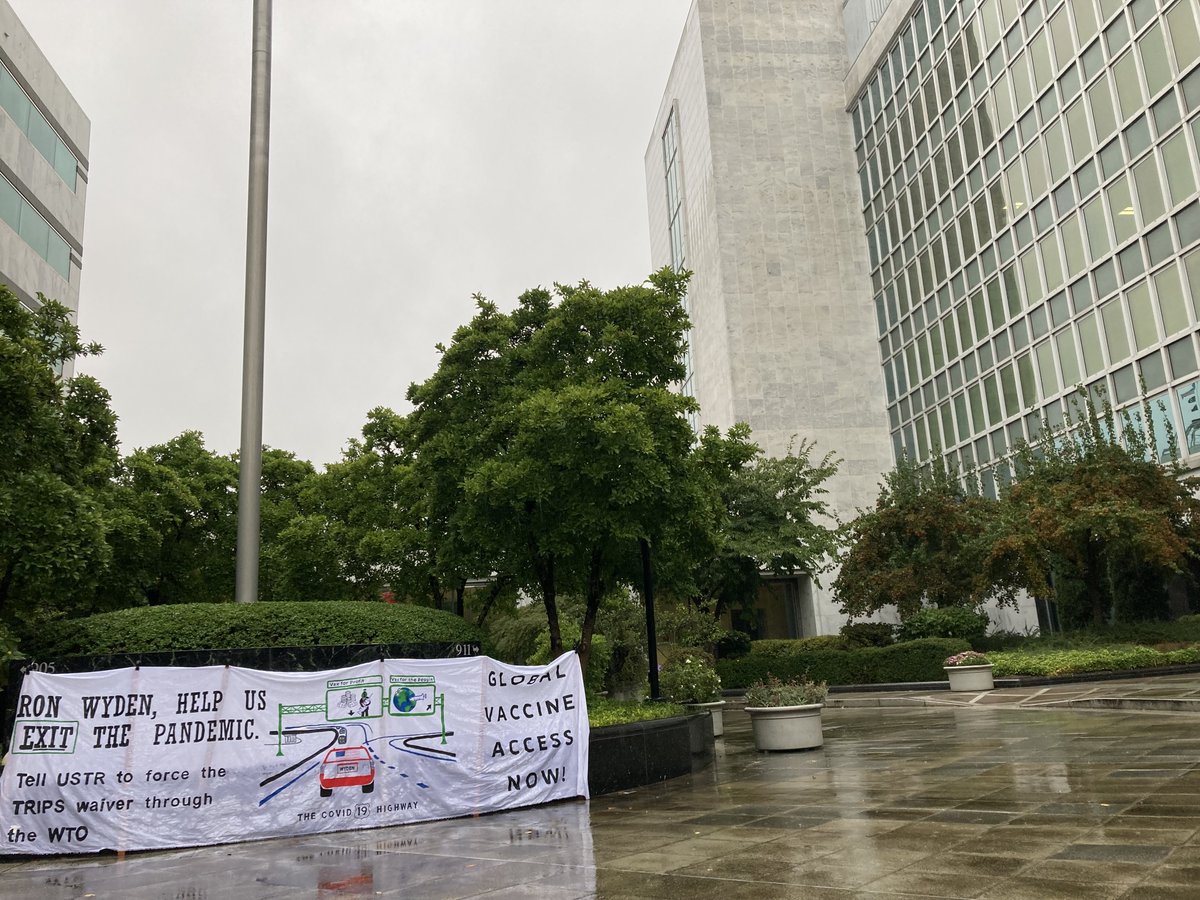 ORFTC's tweet photo. Today — on a day the UN continues its General Assembly — Portland tells our Sen. @RonWyden, at his offices at the eastside federal complex, that lives are on the line and the U.S. gov can and must do more to open up vaccine intellectual property. Global Vaccine Access Now! #TRIPS https://t.co/WF2CRLy15G