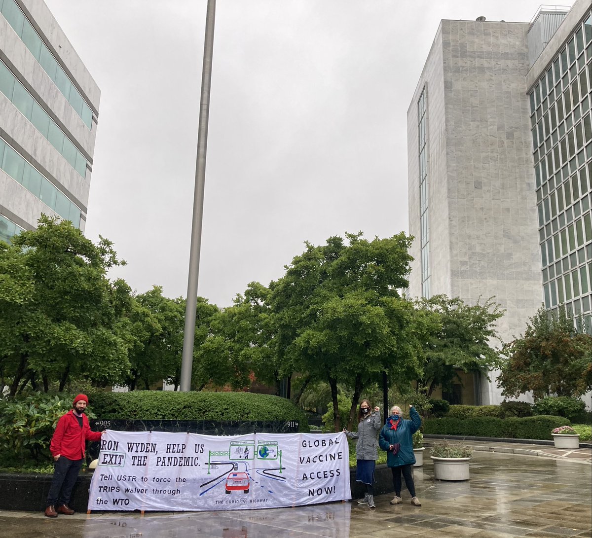 ORFTC's tweet photo. Today — on a day the UN continues its General Assembly — Portland tells our Sen. @RonWyden, at his offices at the eastside federal complex, that lives are on the line and the U.S. gov can and must do more to open up vaccine intellectual property. Global Vaccine Access Now! #TRIPS https://t.co/WF2CRLy15G