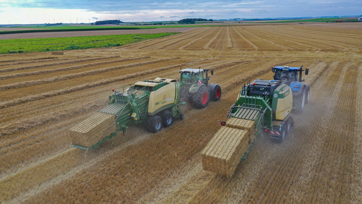 KroneFrance's tweet photo. ๐ Ce soir nous partageons une sรฉrie de photos qui nous a รฉtรฉ envoyรฉe par ARK-France ! ๐ธ
โก Deux gรฉnรฉrations de presses #KRONE #BiGPack au travail ! ๐
Merci ร lui !๐
#Pressage #Spรฉcialiste #BiGPack #TeamBiGPack #Kronected #Paille #Pailleux #Fourrages https://t.co/OWNwEbxvAz