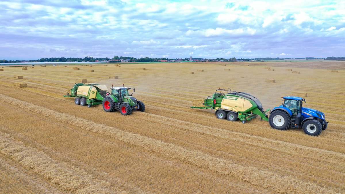 KroneFrance's tweet photo. ๐ Ce soir nous partageons une sรฉrie de photos qui nous a รฉtรฉ envoyรฉe par ARK-France ! ๐ธ
โก Deux gรฉnรฉrations de presses #KRONE #BiGPack au travail ! ๐
Merci ร lui !๐
#Pressage #Spรฉcialiste #BiGPack #TeamBiGPack #Kronected #Paille #Pailleux #Fourrages https://t.co/OWNwEbxvAz
