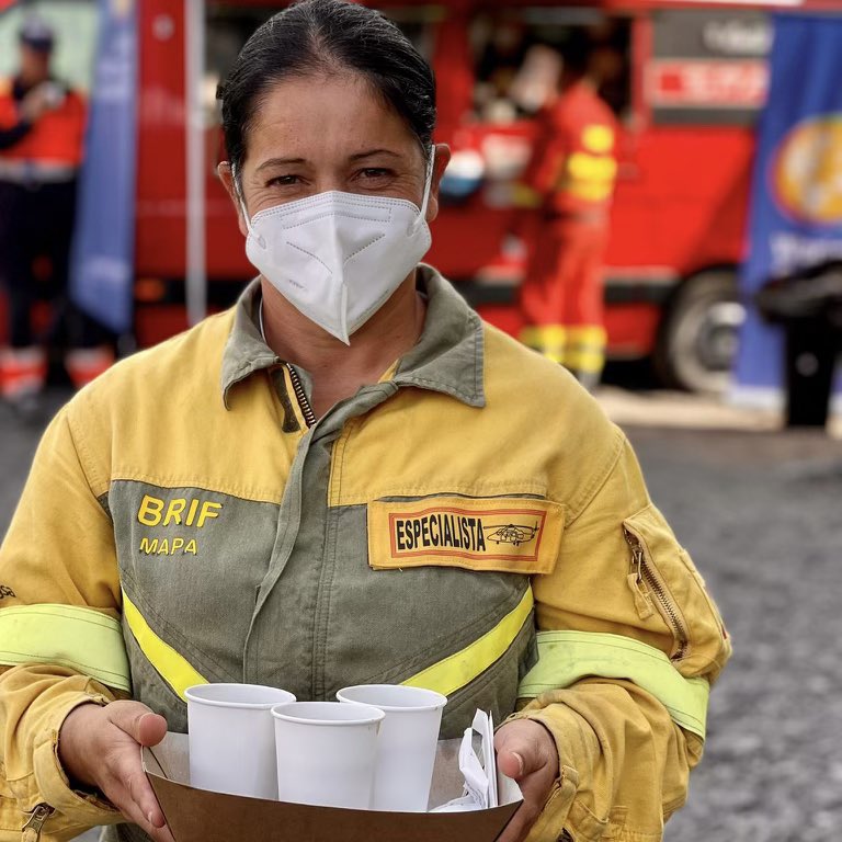 chefjoseandres's tweet photo. Huge bursts of lava all day yesterday but the volcano is “resting” this morning ..surface pressure is still very high so waiting for what’s next 🙏... @WCKitchen #ChefsForLaPalma volunteers are not resting and we continue to feed neighbors and first responders. #ErupcionLaPalma https://t.co/F3hb9cr2T3
