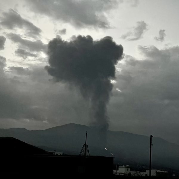 chefjoseandres's tweet photo. Huge bursts of lava all day yesterday but the volcano is “resting” this morning ..surface pressure is still very high so waiting for what’s next 🙏... @WCKitchen #ChefsForLaPalma volunteers are not resting and we continue to feed neighbors and first responders. #ErupcionLaPalma https://t.co/F3hb9cr2T3