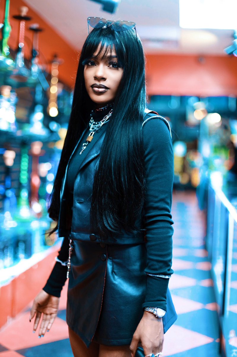 omeretta4l's tweet photo. I’ll stop wearing black when they make a darker color⚔️ https://t.co/0x3keDeyef