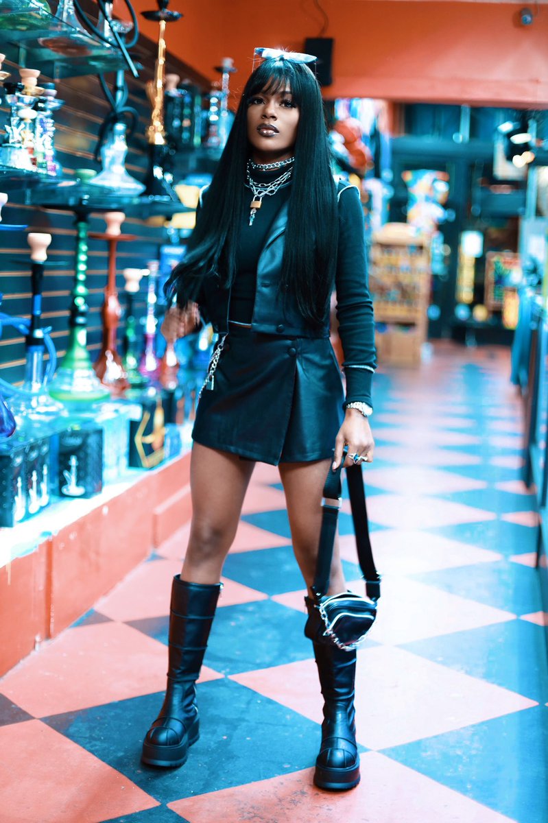 omeretta4l's tweet photo. I’ll stop wearing black when they make a darker color⚔️ https://t.co/0x3keDeyef