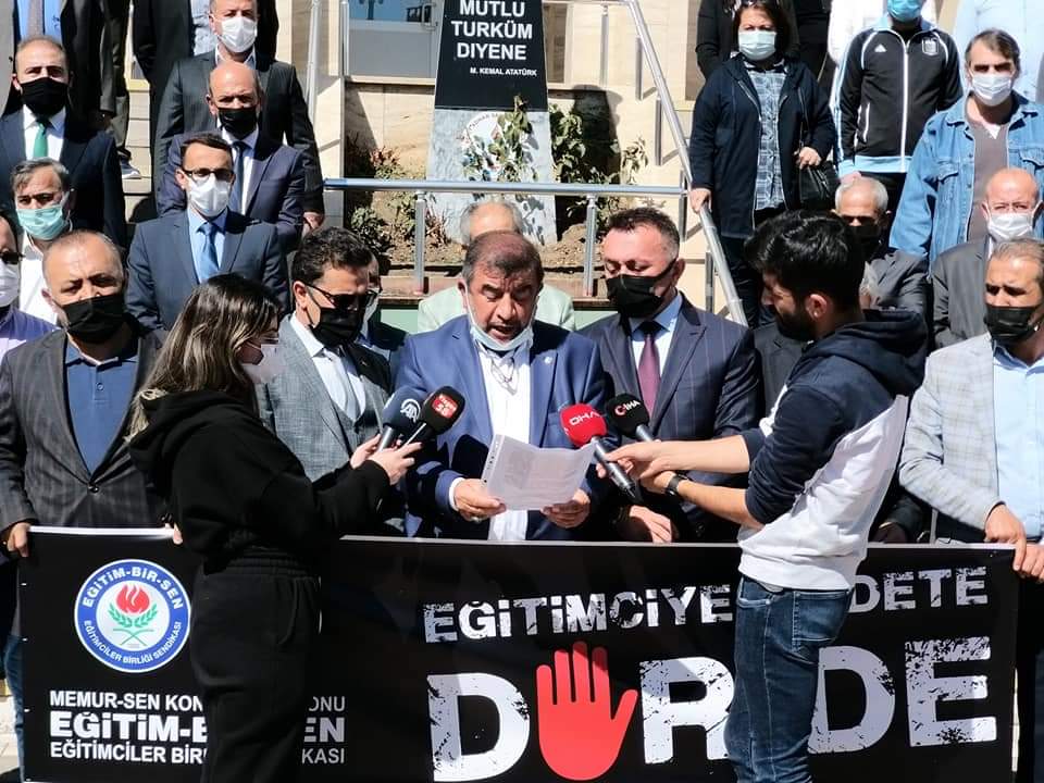 h_ibrahimtemiz's tweet photo. Görev yaptığı okulda darb edilen okul müdürümüzün yanında olduğumuzu, şiddetin karşısında durduğumuzu  bir kez daha haykırdık.
Eğitim çalışanlarına şiddete karşı ağır cezalar ivedilikle çıkarılmalı bu vandallar tutuklu olarak yargılanmalı. https://t.co/TYOiLMw8xD