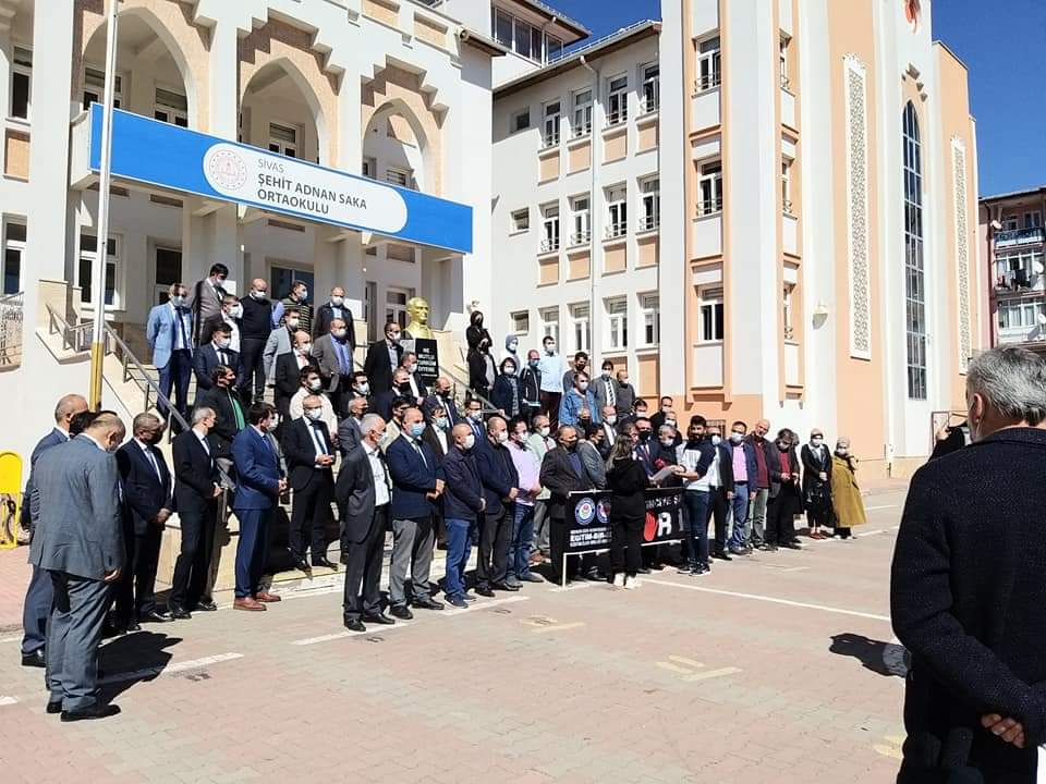 Görev yaptığı okulda darb edilen okul müdürümüzün yanında olduğumuzu, şiddetin karşısında durduğumuzu  bir kez daha haykırdık.
Eğitim çalışanlarına şiddete karşı ağır cezalar ivedilikle çıkarılmalı bu vandallar tutuklu olarak yargılanmalı.