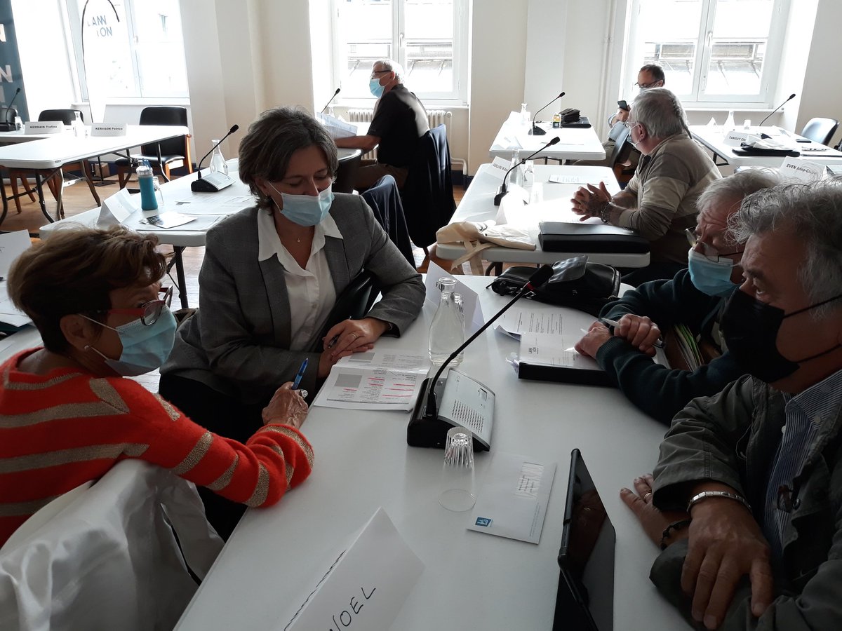 RevelonsL's tweet photo. Début de conseil municipal à #Lannion, et première pour Gérard Falezan, qui remplace @GaelCornec  suite à sa démission. Saluons l'engagement de Catherine Bridet, qui prend, à sa suite, la tête de la minorité @RevelonsL. Bon conseil à nos élus ! https://t.co/gLeVV7aPnh