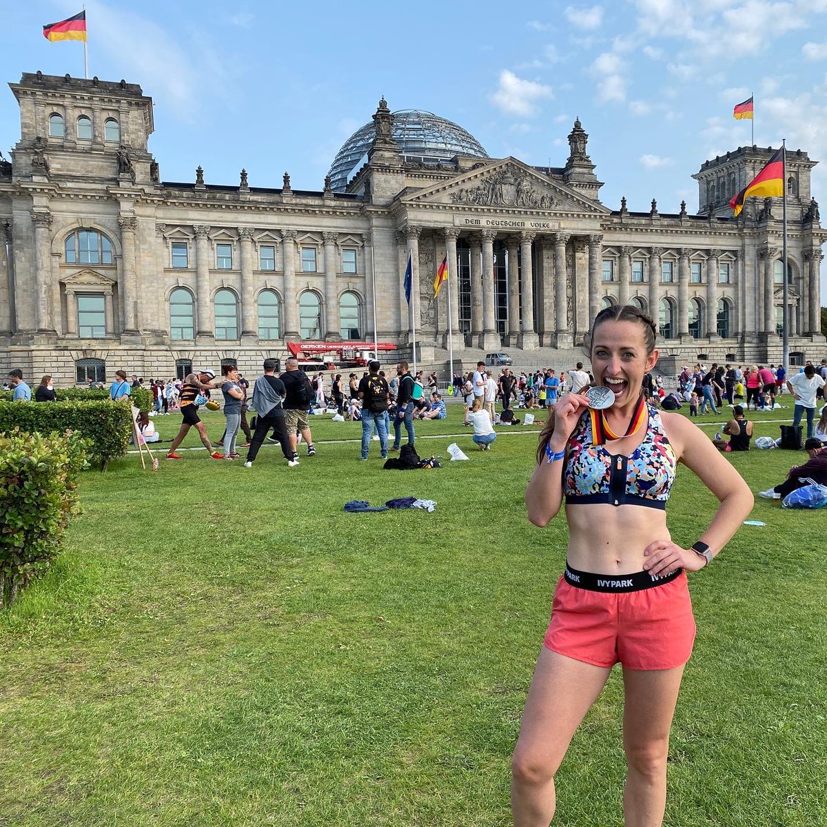 grace_simmons's tweet photo. Reflecting on an amazing day yesterday running the @berlinmarathon &amp; finishing with a new PB of 🚨 3:59:16 🚨 despite feeling unwell all last week &amp; it being 26 degrees! 🏃🏻‍♀️🏅 

It was hard but incredible! Can’t believe I now have 2 @WMMajors stars ⭐️⭐️ &amp; achieved my goal time! https://t.co/r33BmATKVG