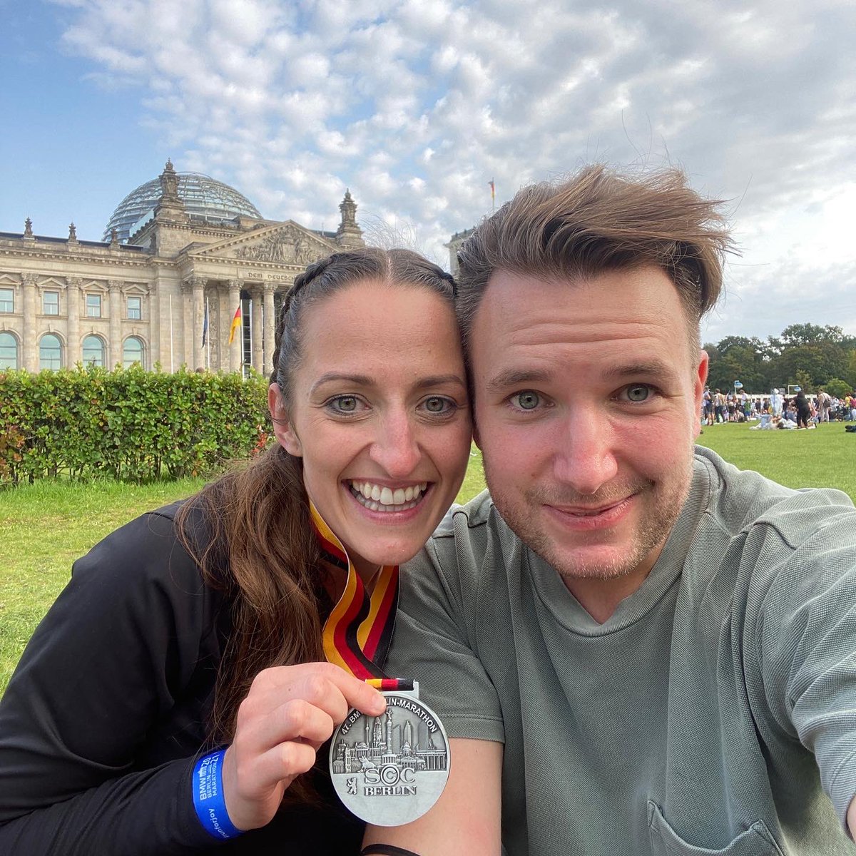grace_simmons's tweet photo. Reflecting on an amazing day yesterday running the @berlinmarathon &amp; finishing with a new PB of 🚨 3:59:16 🚨 despite feeling unwell all last week &amp; it being 26 degrees! 🏃🏻‍♀️🏅 

It was hard but incredible! Can’t believe I now have 2 @WMMajors stars ⭐️⭐️ &amp; achieved my goal time! https://t.co/r33BmATKVG