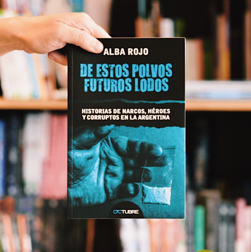 EdOctubre's tweet photo. 📚 De estos polvos futuros lodos
Historias de narcos, héroes y corruptos en la Argentina.
✅Una crónica lúcida, pero a la vez descarnada de una realidad que cotidianamente trasunta sin pena ni gloria por las páginas de los diarios y noticieros 

ℹ️ https://t.co/KeGMgIWi9i https://t.co/ZCp6RoKuP8
