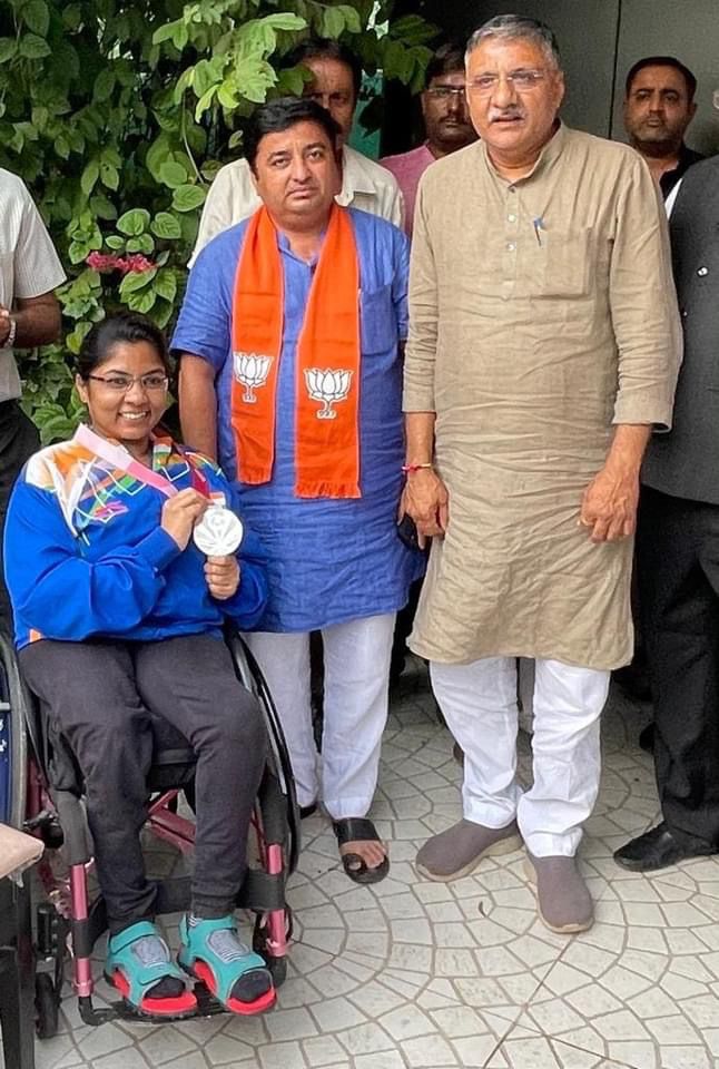 rajnipatel_mla's tweet photo. પેરાલિમ્પિક ટેબલ ટેનિસમાં સિલ્વર મેડલ જીતી, દેશના ગૌરવમાં વધુ એક યશકલગી ઉમેરનાર ગુજરાતની દિકરી ભાવિનાબેન પટેલ અને રમત ગમત ક્ષેત્રે ઉત્કૃષ્ટ પ્રતિભા ધરાવનાર સોનલબેન પટેલ ની પ્રદેશ અધ્યક્ષ શ્રી સી.આર પાટીલજી સાથે રહી અભિનંદન પાઠવવા સાથે તેમને ઉજ્જવળ ભવિષ્યની શુભકામનાઓ પાઠવી. https://t.co/K3LoYH0Exb
