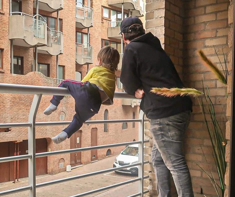 Magachuzets's tweet photo. Este tipo le manda fotos a su esposa con fotoshop cada vez que pregunta si sus hijos están bien mientras él los está cuidando 🤪 (lo vi en fb) *algunas son bien bordeeeer https://t.co/vFtjBDydoy