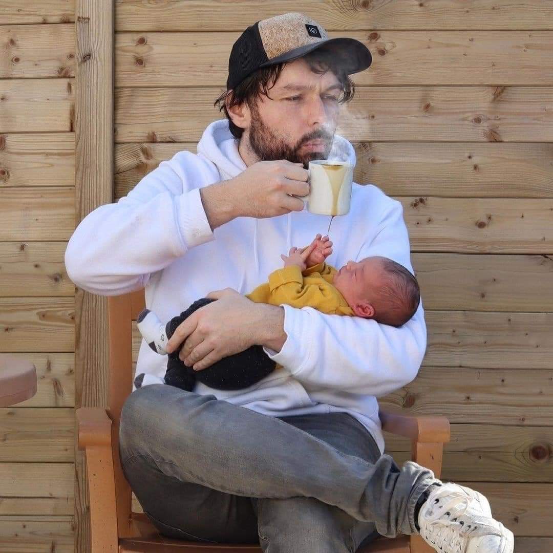 Magachuzets's tweet photo. Este tipo le manda fotos a su esposa con fotoshop cada vez que pregunta si sus hijos están bien mientras él los está cuidando 🤪 (lo vi en fb) *algunas son bien bordeeeer https://t.co/vFtjBDydoy