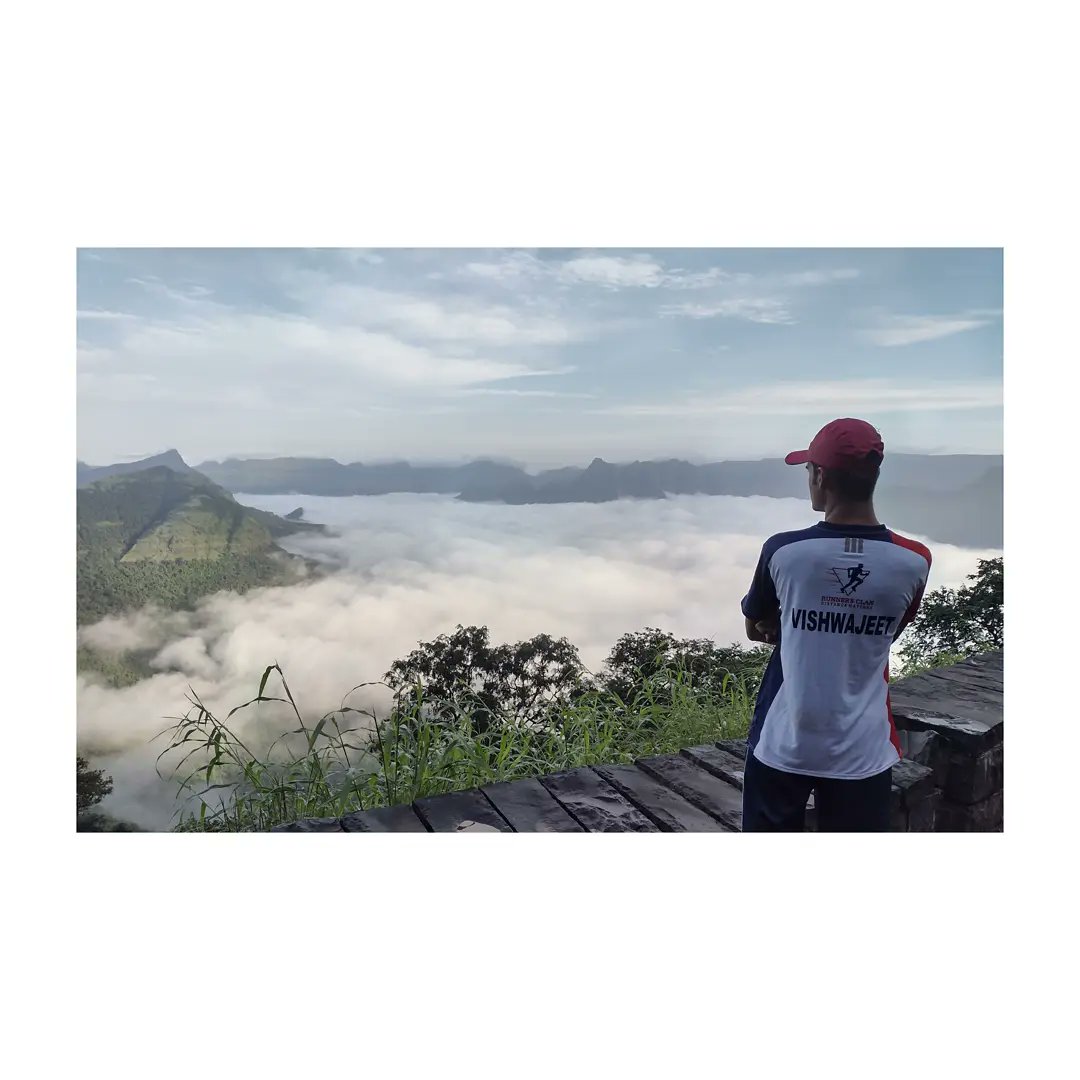 Vishwaje_et's tweet photo. Raigad Fort Trek, Maharashtra 🚩🚩 https://t.co/iO8NodvUFe