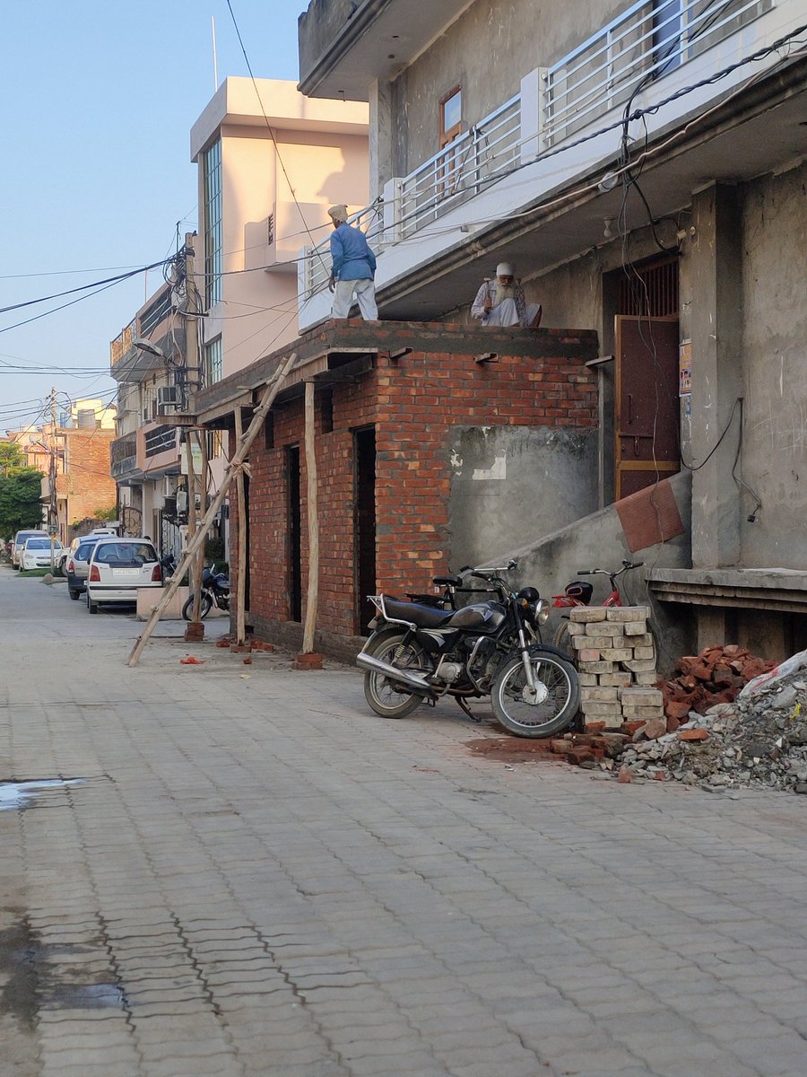 DeepakS0708's tweet photo. #JustAsking 
Is this construction legal????
FYI this is happening on public street. #cmcitykarnal 
@cmohry @mlkhattar @nishantyadavIAS @gangarampunia https://t.co/eVjSOxnm0V