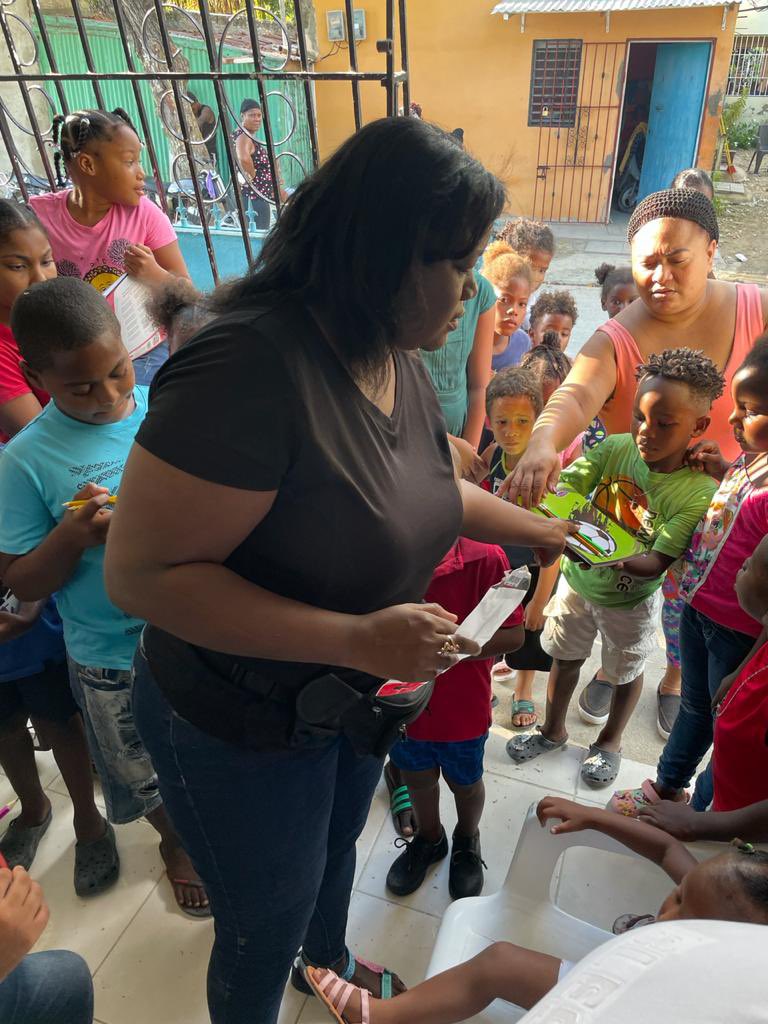 ross_ambar's tweet photo. Entrega de cuadernos en el sector Playa de Miramar. Trabajamos para los niños. porque son la esperanza del mundo. @fundacionbyambarross

#byambarross #donaciones #fundacion #niños #niñas #jovenes https://t.co/z659UyK7AF