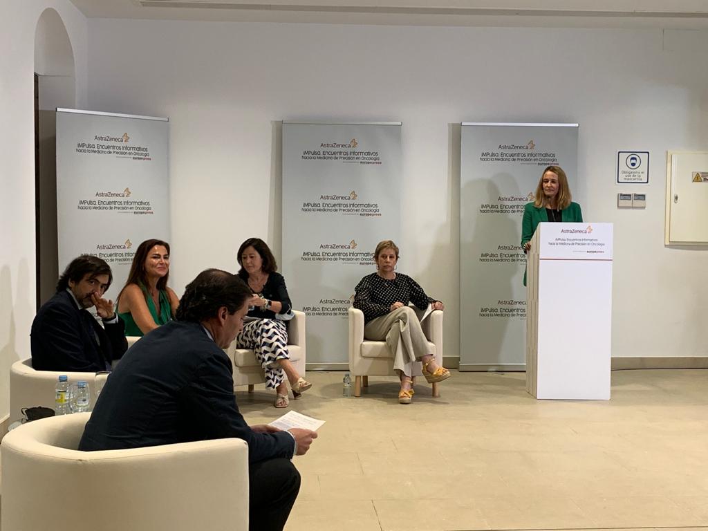 AstraZenecaES's tweet photo. Siguiendo con nuestro objetivo de mejorar la salud de miles de pacientes que conviven con enfermedades oncológicas, hoy @MartaMoreno72 ha asistido a un encuentro informativo sobre Medicina de Precisión con @saludand donde se habló de los beneficios de esta solución terapéutica https://t.co/V6LgVIwTru