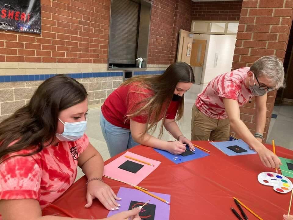 virginiafccla's tweet photo. We are proud to feature the Page County High School #VAFCCLA chapter for #MembershipMonday today. For their first chapter meeting last #FCCLAFriday, members had fun creating colorful individual art pieces. The @pchs_fccla chapter currently has over 200 members! #FCCLA #JoinFCCLA https://t.co/1QjOFESBHM