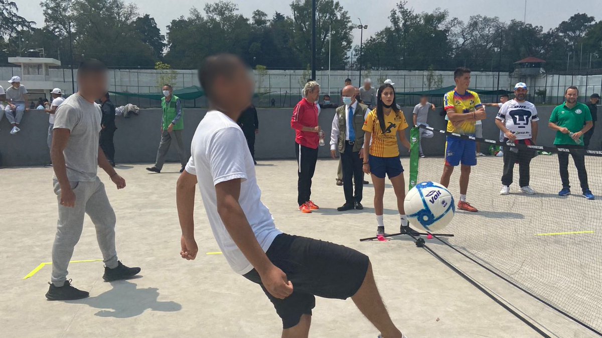 La Federación Mexicana de Fútbol-Tenis llevó prácticas y pláticas de ese deporte a los adolescentes en conflicto con la ley. bit.ly/3AMAxjQ
