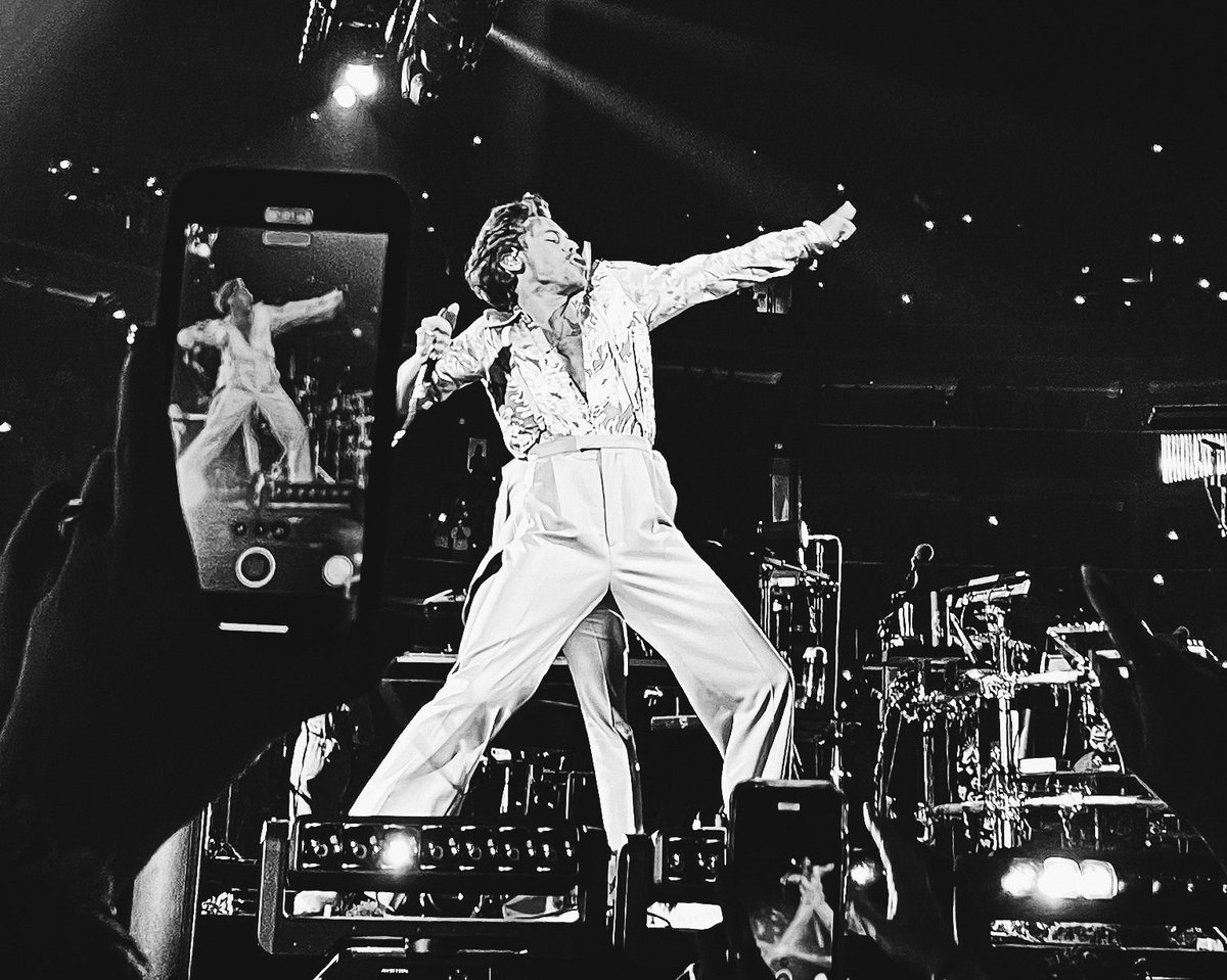 harrymoonchild's tweet photo. harry styles - the modern day rockstar https://t.co/qBHyjWAZC6