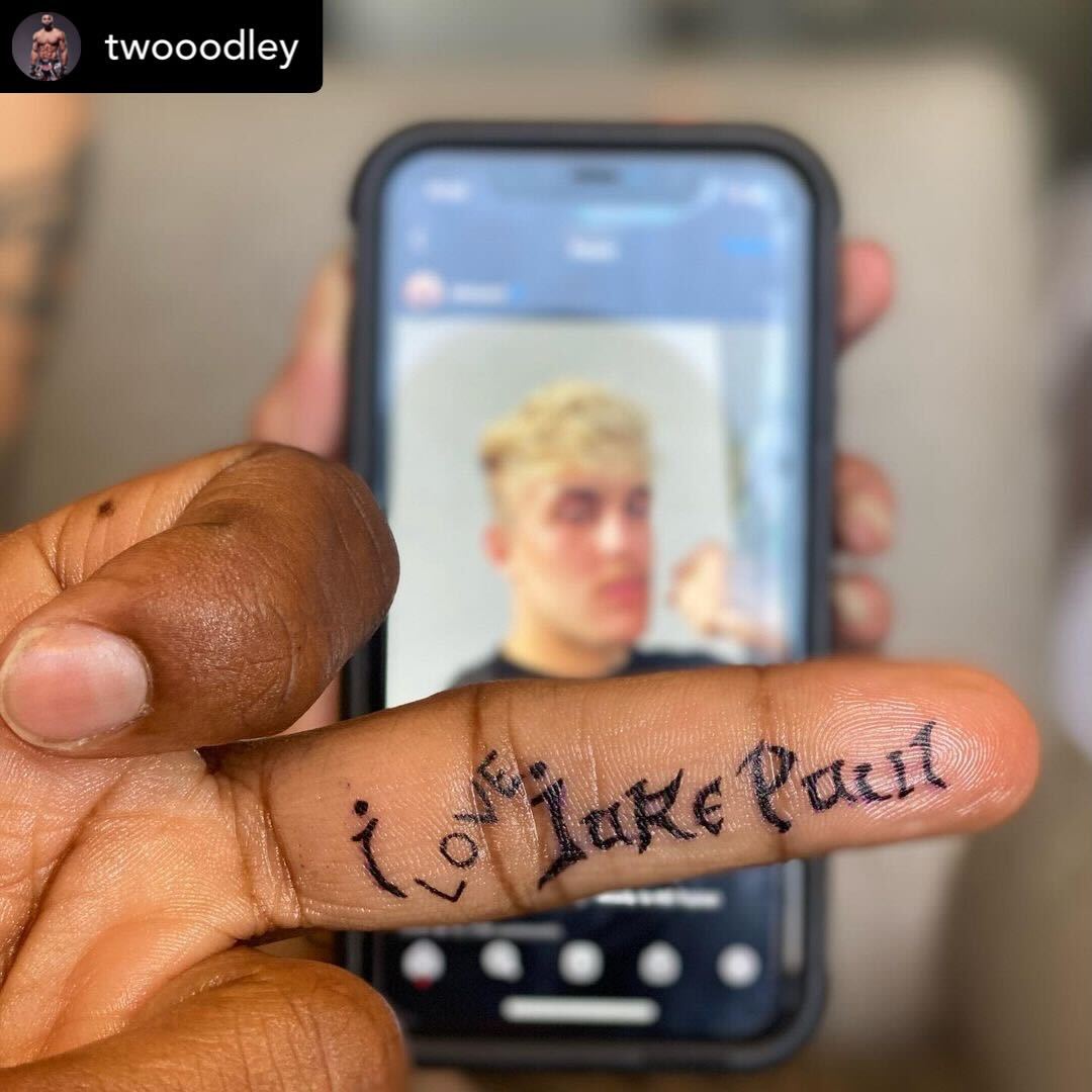 BleacherReport's tweet photo. Tyron Woodley really got a Jake Paul tattoo 😅

(via @TWooodley) https://t.co/mWp2wOHwBf