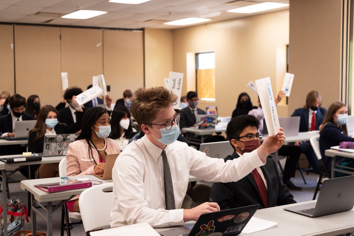 pulaskiacademy's tweet image. 🌐 After a year of virtual #PAModelUN competitions, the organization is ready for in-person debates throughout the day! PA Model UN leaders/offers organized today’s competition in Murphy and are hosts to Catholic High and Conway. 🌐 @PA_UpperSchool #PACompete