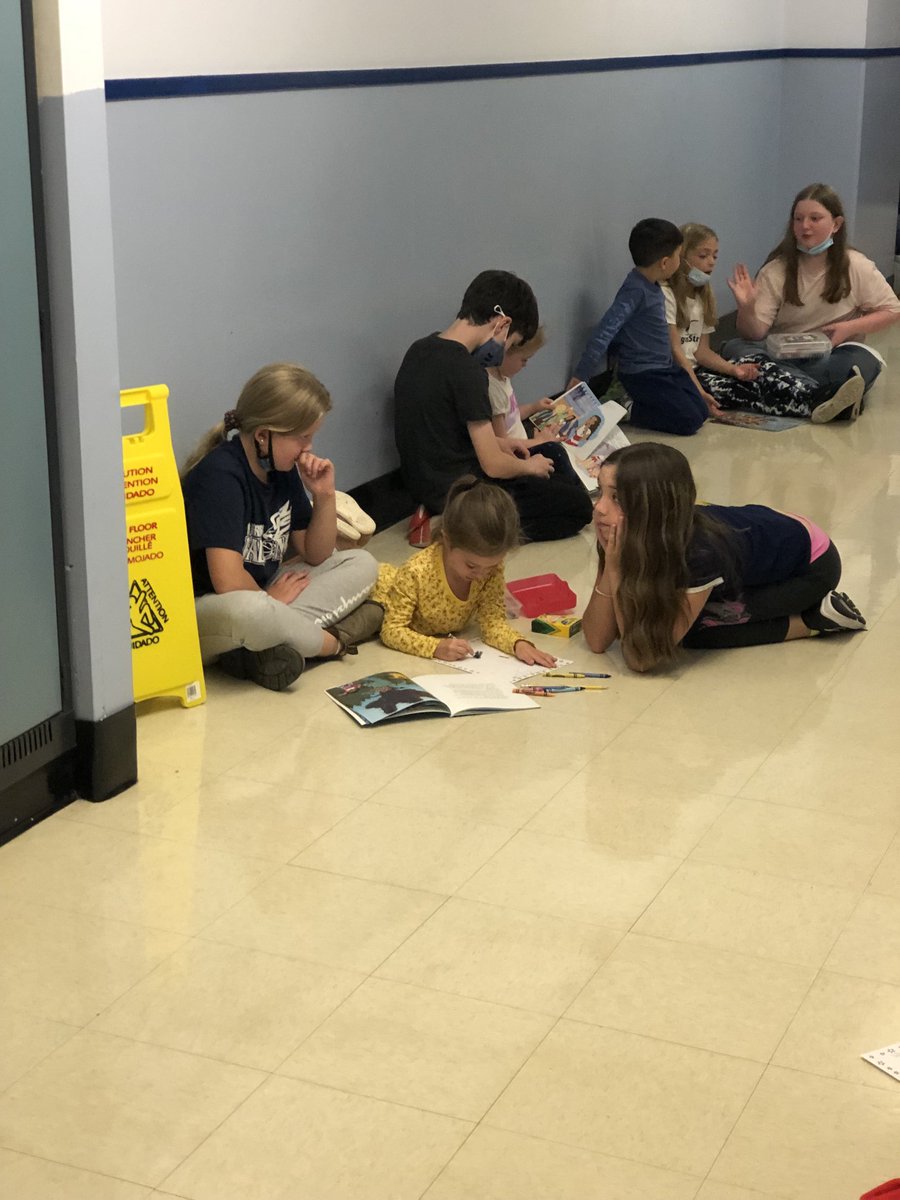 It’s so nice to have the assistance of our book buddies to do picture journals ⁦<a href="/PenneDyer/">Penne Dyer</a>⁩ ⁦<a href="/SFOAschool/">St.Francis of Assisi School</a>⁩