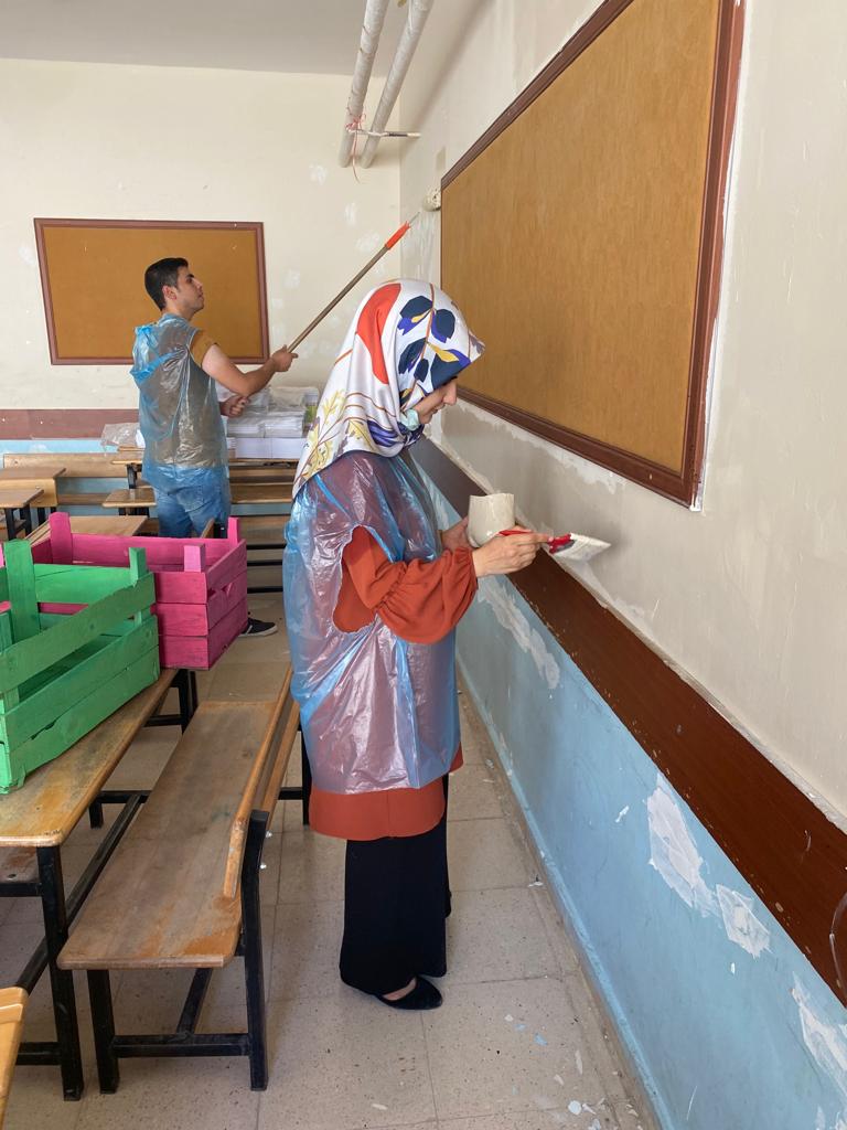 srnc_ilkorta's tweet photo. Sarnıç İlk/Ortaokulu öğretmenleri olarak okulumuzu güzelleştirmek ve öğrencilerimizin daha güzel bir ortamda eğitim ve öğretim almalarını sağlamak adına sınıflarımızın iç cephe boyasını yaptık. Yardımlarını esirgemeyen Sayın Şube Müdürümüz @mehmet_cakmak63'a teşekkür ederiz. https://t.co/YDUsWA1Orj
