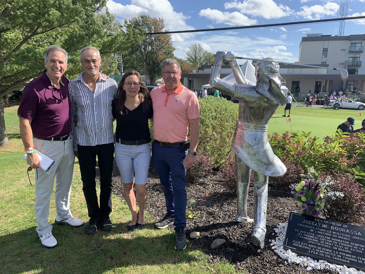 B7Francois's tweet photo. Jeudi dernier, le club de #golf du #LacChamplain à @VeniseenQuebec a inauguré une statue en l’honneur de Jocelyne Bourassa, 1ère #quebecoise à gagner un tournoi de la #LPGA. Belle initiative des propriétaires Rejean Roy et Nancy Berteau @RDSca @985Sports https://t.co/eB6U4L5uLV