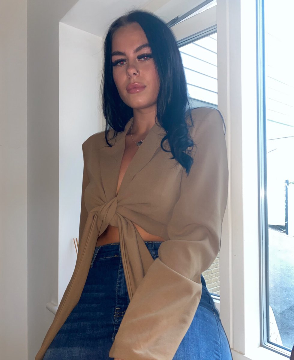 7CollectionUK's tweet image. NEW IN😍 Tie Up Cropped Blazer🤎 thesevencollection.co.uk/collections/ou…